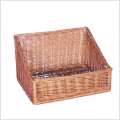 Wiklinowy kosz ekspozycyjny w kolorze brązowym.