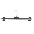 Regulowany wieszak z klipsami w kolorze czarnym, idealny do spodni i spódnic, szerokość 40 cm.