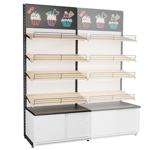 Regał piekarniczy w kolorze białym z czterema drewnianymi półkami i dolną szafką z przesuwnymi drzwiami, z górną tablicą ozdobioną rysunkiem kolorowych babeczek