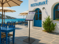 Stojak informacyjny przed restauracją
