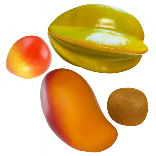 Kompozycja czterech owoców na białym tle: karambola, mango, jabłko i kiwi.