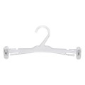 Przezroczysty plastikowy wieszak o szerokości 27 cm z dwoma bocznymi klipsami i haczykami.